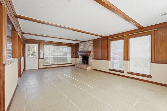 Building Photo - 16014 Southampton Dr