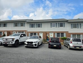 Building Photo - 57 W Cabin Hollow Rd
