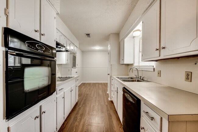 Foto del edificio - 6708 Echo Hill Dr