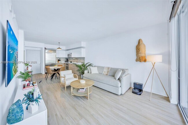 Building Photo - 1300 Brickell Bay Dr