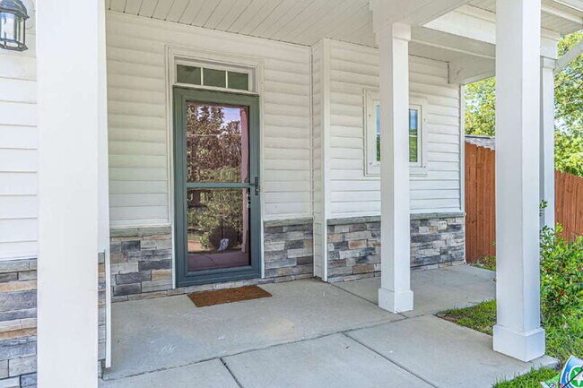 Building Photo - 130 Henley Pl