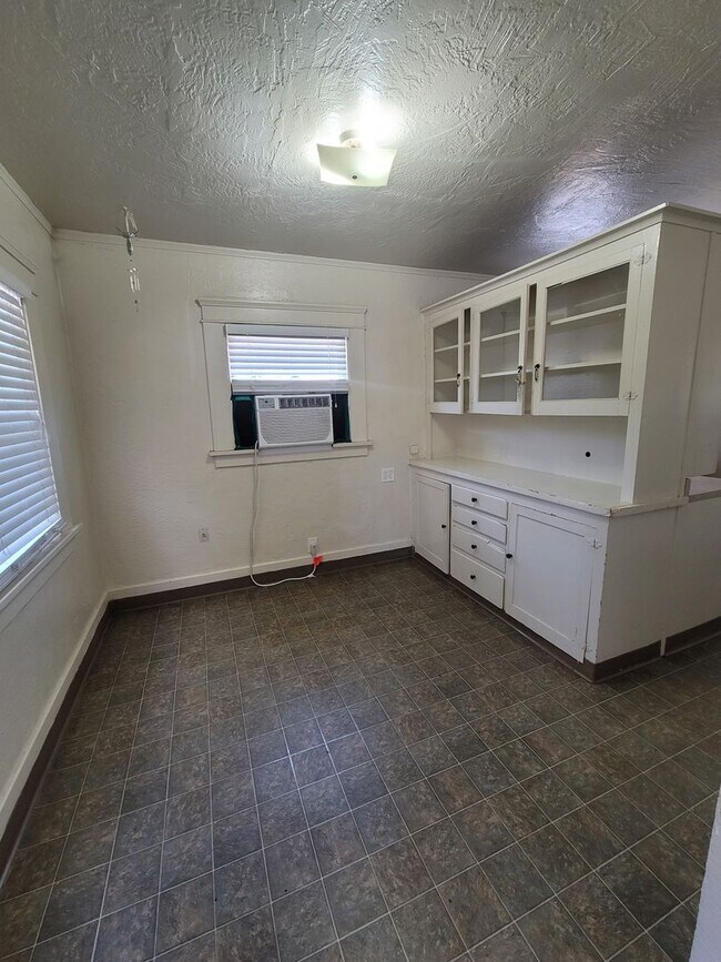 Building Photo - MEL110