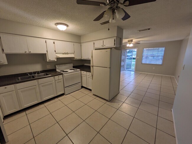 Foto del edificio - 757 Lunar Lake Cir