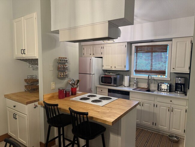 Building Photo - Short Term- 2 bedroom condo in Quechee- Fully Furnished