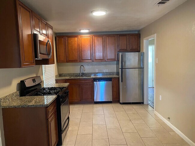 Foto del edificio - Room in House on Glengariff Dr