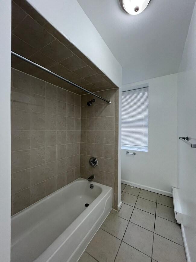 Building Photo - 366 Forrest St