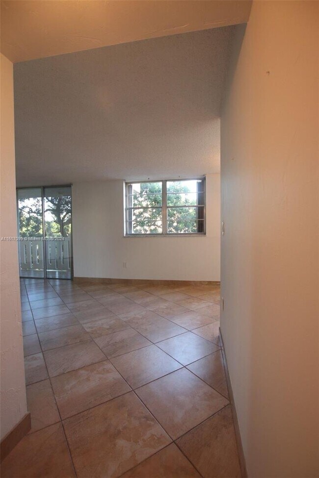 Building Photo - 7900 Tatum Waterway Drive Apt #414, Miami ...