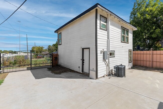 Building Photo - 235 W Woodin Blvd