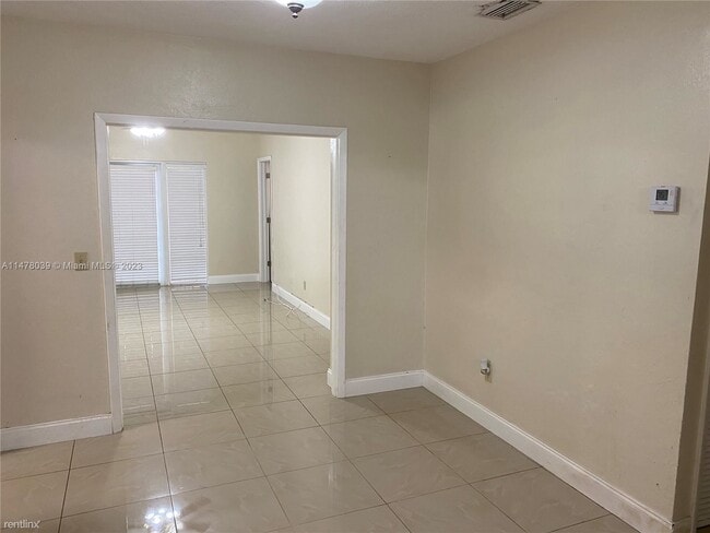Building Photo - 3 br, 1 bath House - 1001 SW 13th Ave  1 Bath