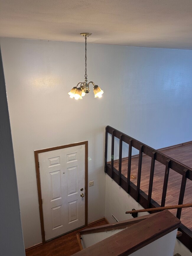 Foyer with vaulted ceiling - 1230 S Thompson Dr
