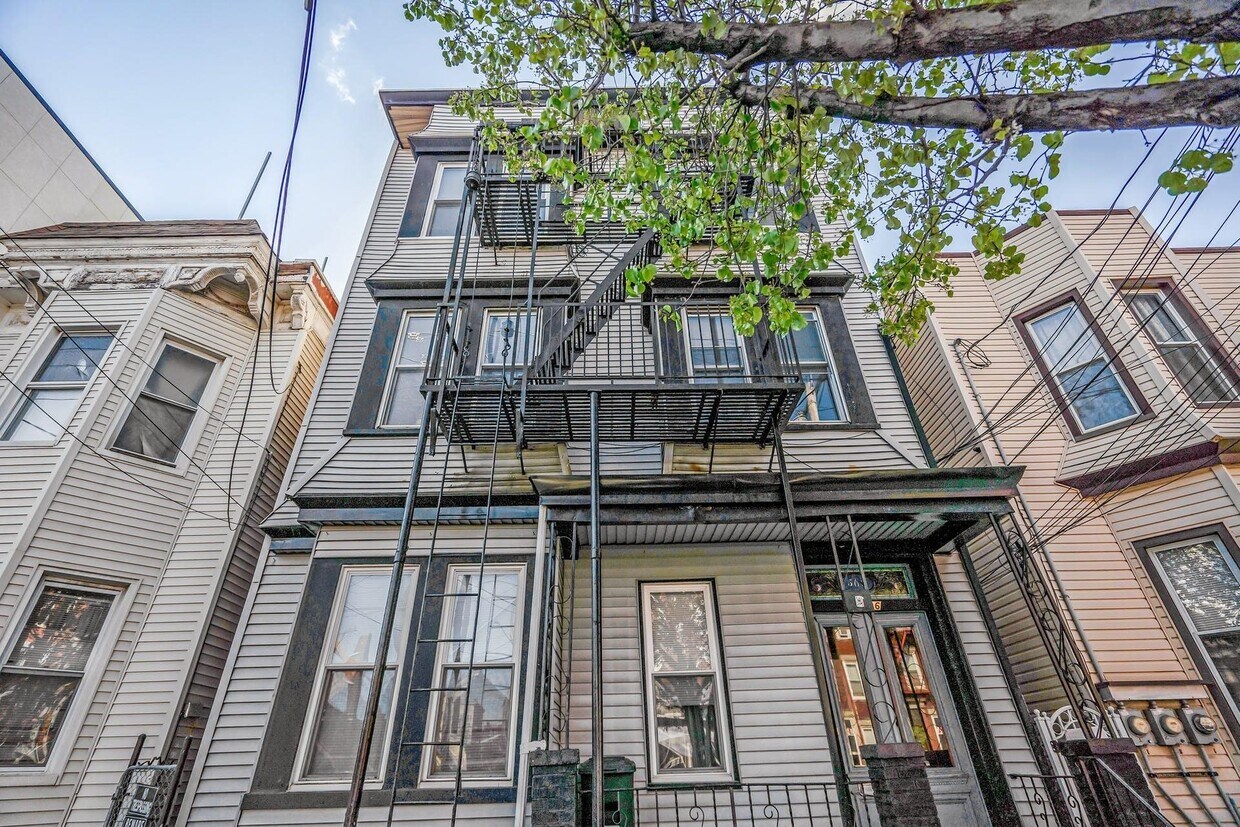 Primary Photo - 2806 Palisade Ave