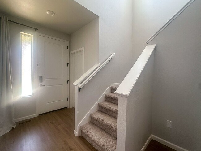 Foto del edificio - Alder Creek 3bd 2.5ba paired home for rent!