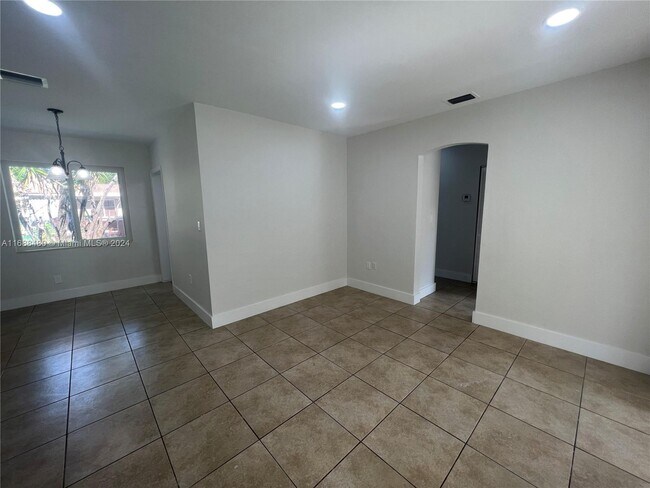 Building Photo - 27 NE 5th Ave