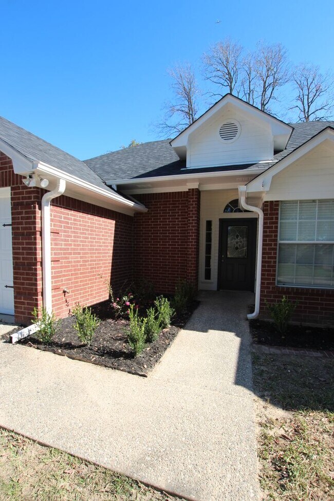 Building Photo - Availalbe Now! 3/2/2 Home in West Tyler!