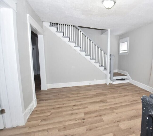 Foto del edificio - Price Reduced! Near local Universities and Entertainment 4 bedroom 2 story Single Family Home