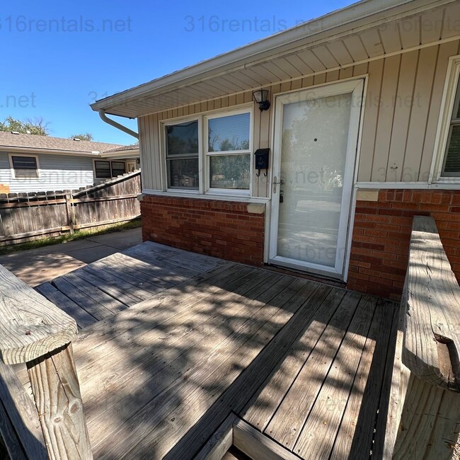 Building Photo - $1200 – 3 Bed + Bonus Room, 1 Bath | Singl...
