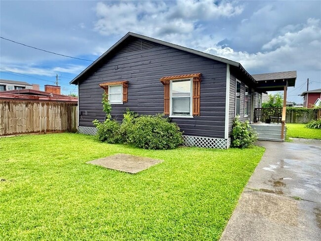 Building Photo - 811 Adele St