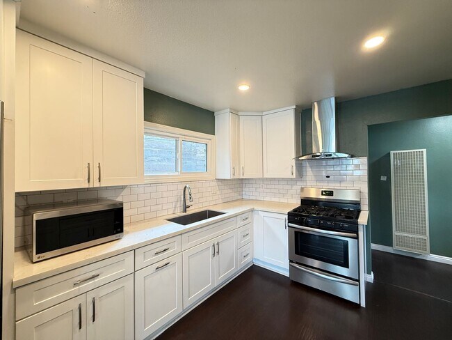 Foto del edificio - Charming Long Beach Home with Bonus Spaces!