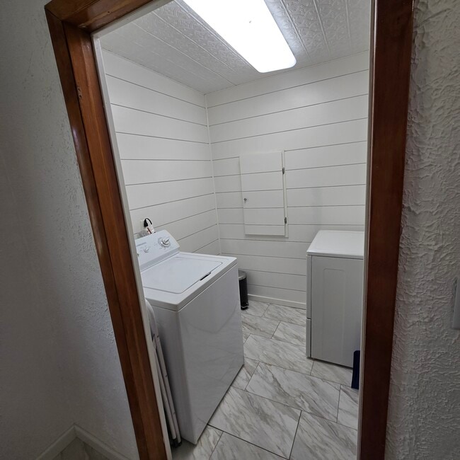 Washer/Dryer - 1303 Millpoint Rd