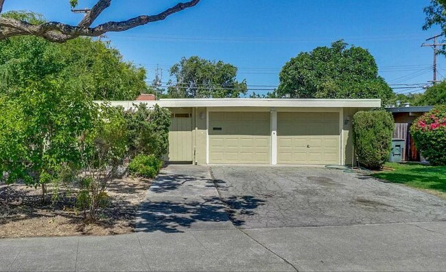 Foto del edificio - 3 Bed 2 Bath Home w/ Bonus Room in Palo Alto.