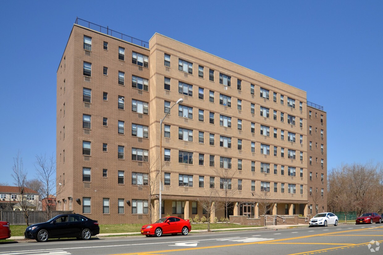 Primary Photo - 669 White Plains Rd