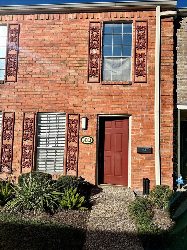 Building Photo - 10353 Briar Forest Dr