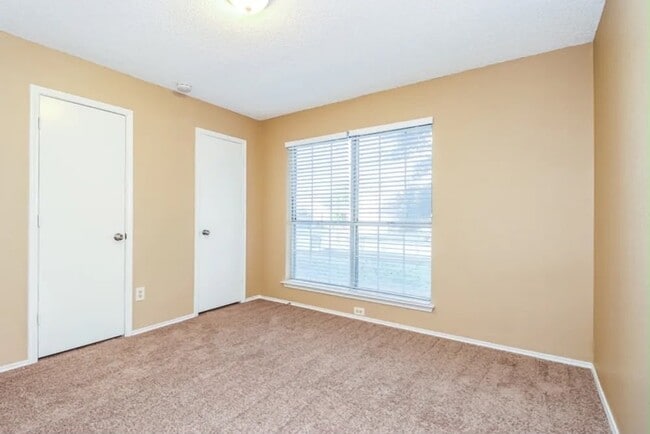 Foto del edificio - 4969 Briar Oaks Ln