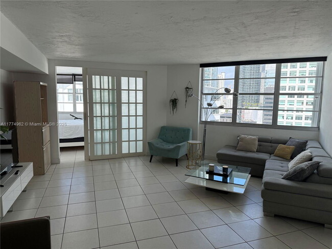 Building Photo - 870 Brickell Bay Dr
