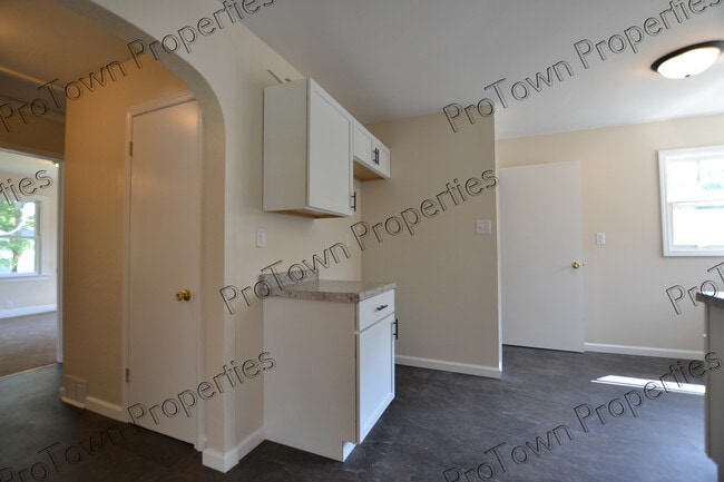 Building Photo - 509 W Oak Ave