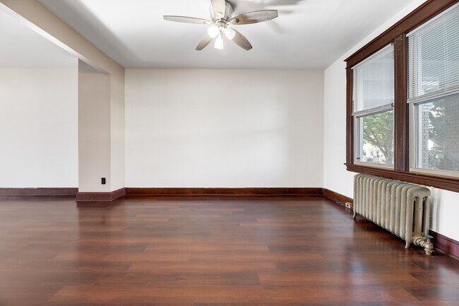 Building Photo - Charming 4 bed 2 bath home!