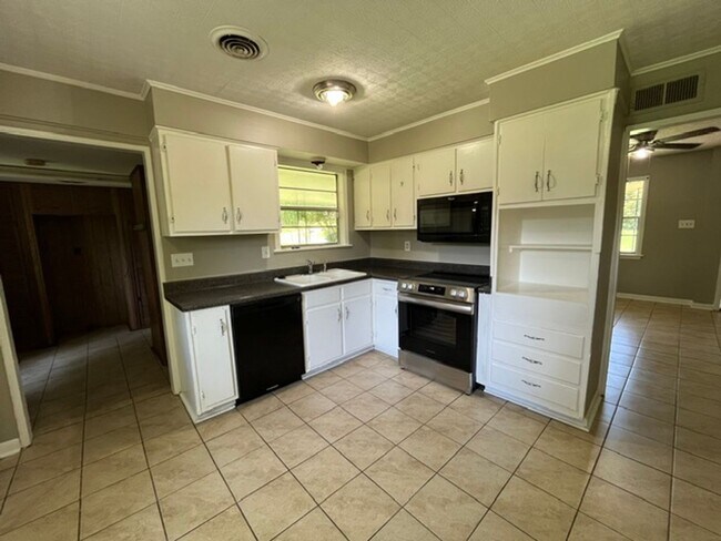 Building Photo - Renovated 4 Bedroom 1.5 Bath Home for Rent!