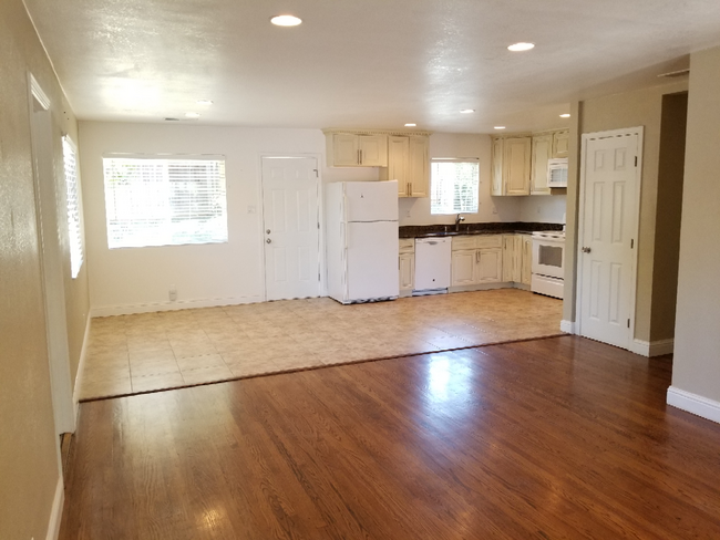 Building Photo - 4 Bed 2 Bath Single Family Home In Concord...