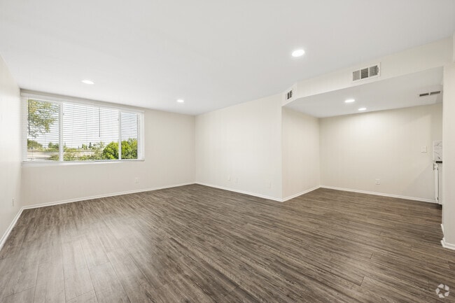2BR, 2BA - 1200SF - Living Room - 5505 Zelzah