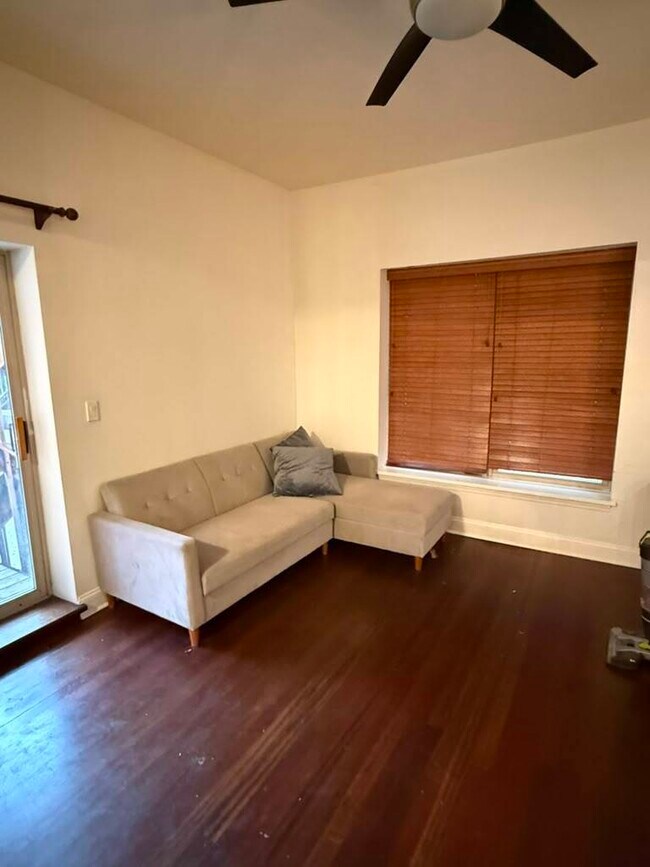 Foto del edificio - 811 W Lill Ave