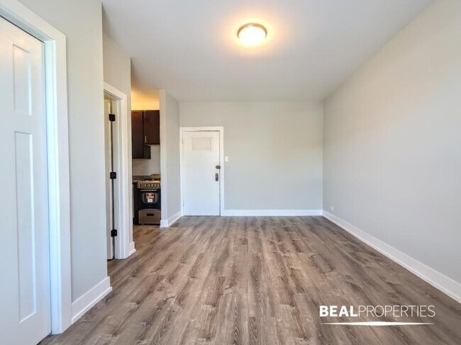 Foto del edificio - 0 bedroom in CHICAGO IL 60625