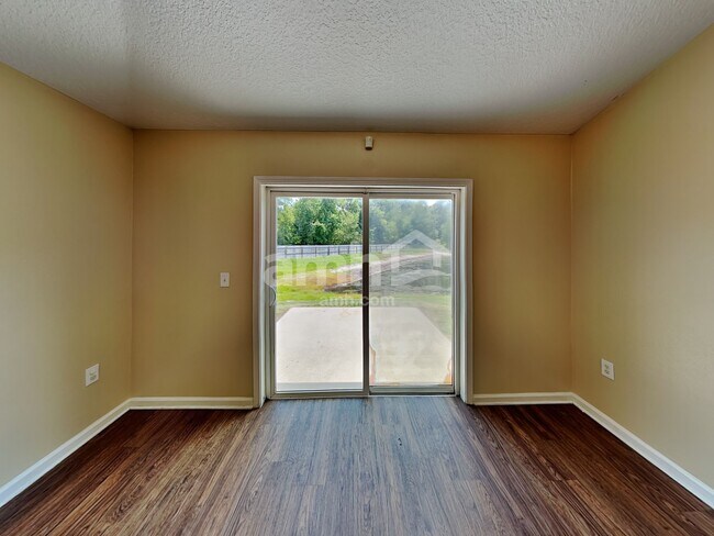 Foto del edificio - 6381 Louis Clark Ct