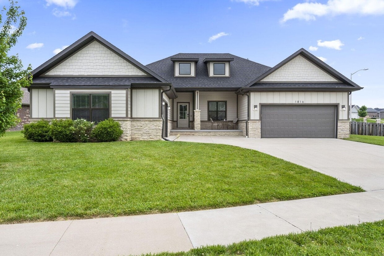 Primary Photo - Beautiful 3 Bedroom Home w/ Flex Room!