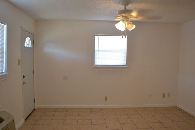 Foto del edificio - Half Duplex 2 Bedrooms 1 Bath For Lease in...