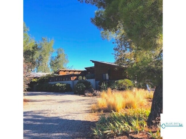 Building Photo - Charming Rustic Home