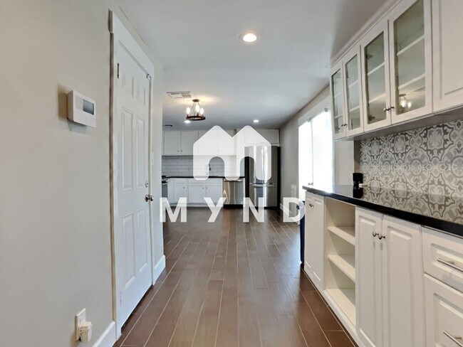 Building Photo - 3717 E Ludlow Dr