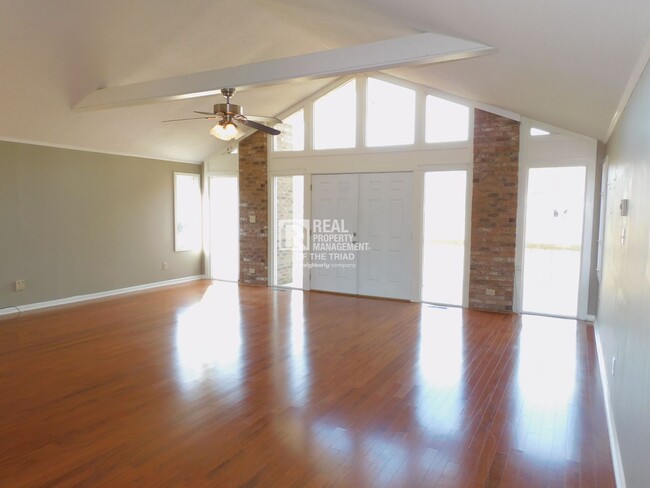 Building Photo - Spacious 3 Bedroom Home in Southwest Guilf...