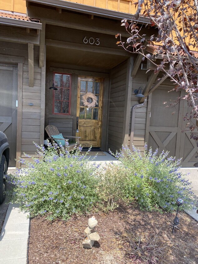 Primary Photo - Beautiful Townhome in New Castle