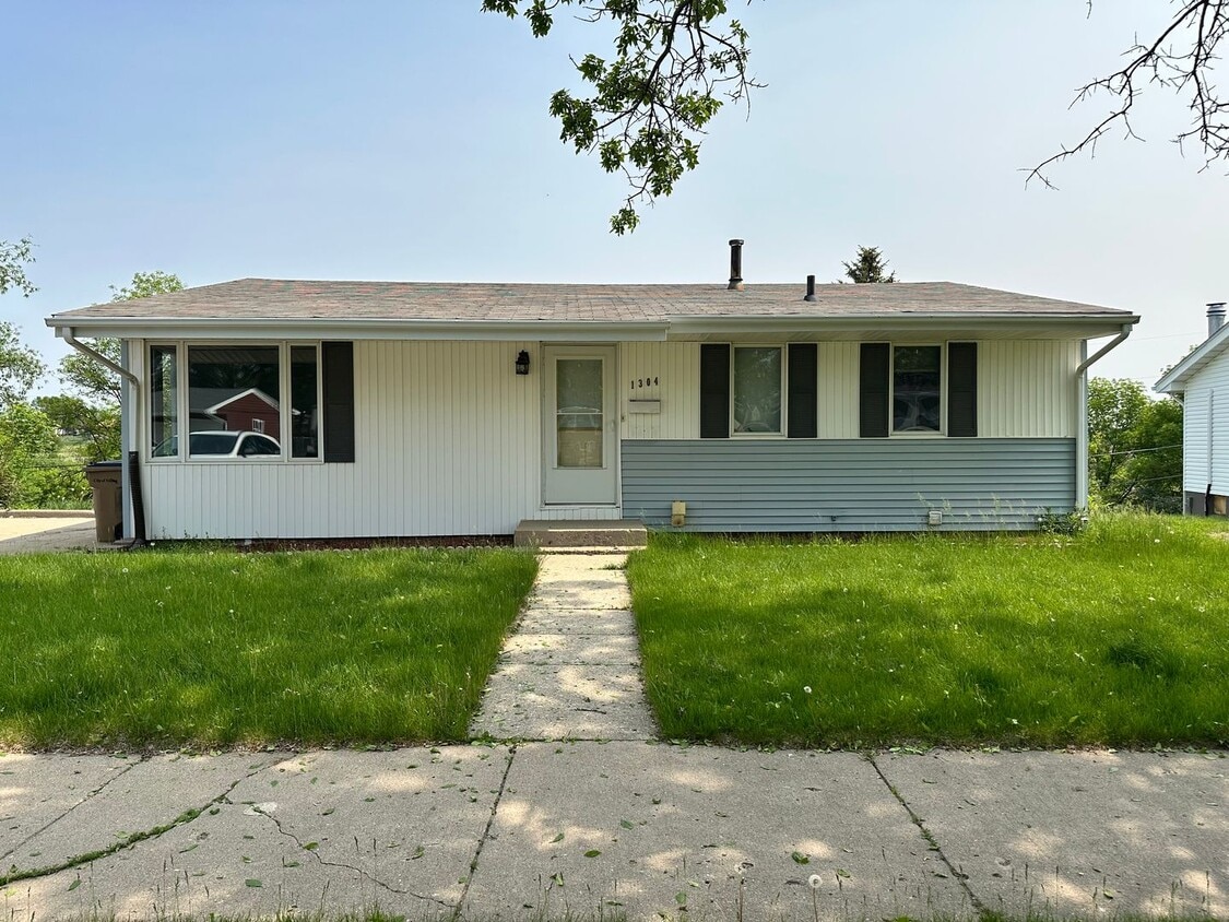 Primary Photo - 4 Bedroom House!