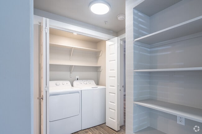 2BR, 2BA - 1253SF - Lakeside