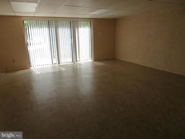 Building Photo - 1141 Putnam Blvd