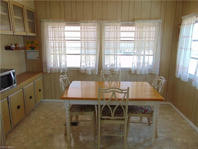 Building Photo - SPACIOUS 2 Bedroom Home in Laurel Estates