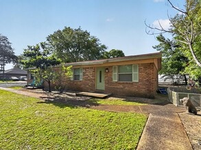 Building Photo - 806 Fairview Dr
