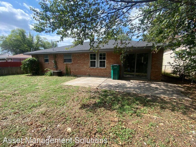 Building Photo - 5 br, 2 bath House - 624 Woodland Way