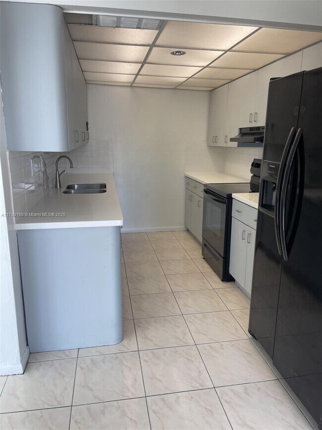Foto del edificio - 17600 N Bay Rd