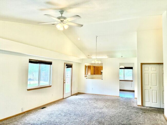 Foto del edificio - 4 Bedroom, 3 Bath Ranch Style Home with 2 ...